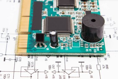 Üzerinde transistörler, rezistörler ve kapasitör olan bir devre kartı. Elektronik diyagram. Teknoloji