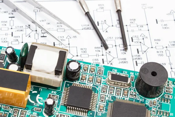 Placa Circuito Impreso Con Transistores Resistencias Condensador Herramientas Precisión Diagrama —  Fotos de Stock