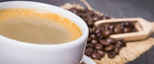 Koffie Witte Glazen Beker Gebrande Geurige Koffiebonen Met Kruiden — Stockfoto