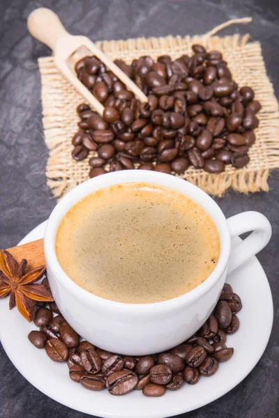 Koffie Witte Glazen Beker Gebrande Geurige Koffiebonen Met Kruiden — Stockfoto
