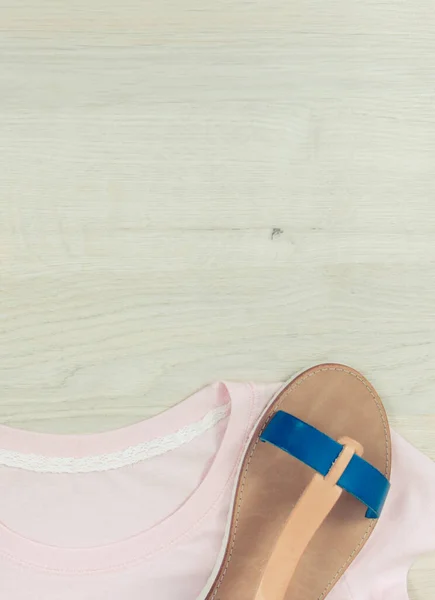 Sandalias Camisa Cuero Para Mujer Concepto Ropa Casual Para Mujer —  Fotos de Stock