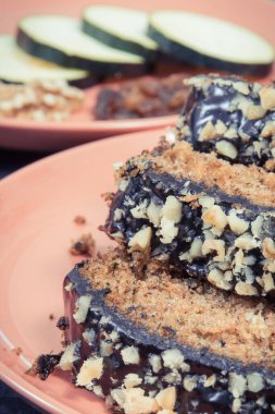 Fındık ve kuru üzümlü kabak hamuru parçaları. Tatlı nefis.