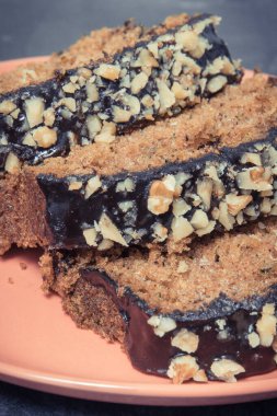 Fındık ve kuru üzümlü kabaktan yapılmış taze pişmiş hamur işi. Tatlı nefis.