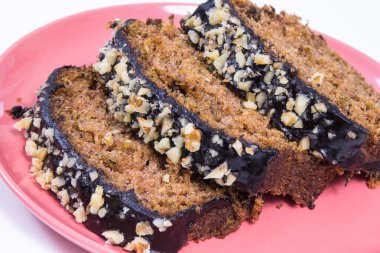 Fındık ve kuru üzümlü kabaktan yapılmış taze pişmiş hamur işi. Lezzetli tatlı. Beyaz arkaplan