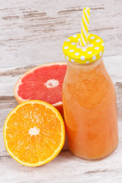 新鲜的从柑橘类水果中混合的鸡尾 节食和健康营养的概念 — 图库照片
