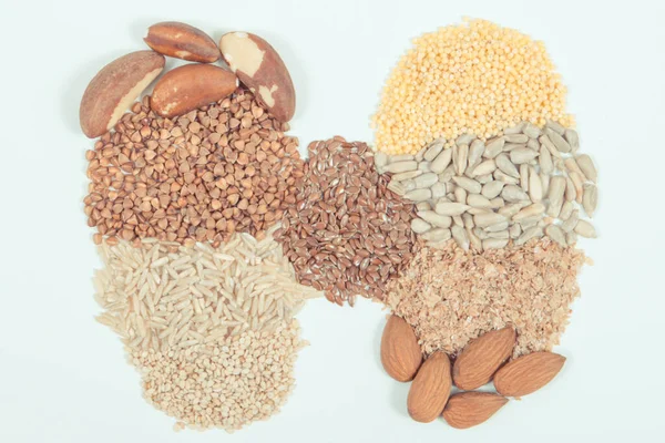 天然成分で作られた甲状腺の形 ビタミンやミネラルを含む甲状腺の健康のための最高の食品 — ストック写真