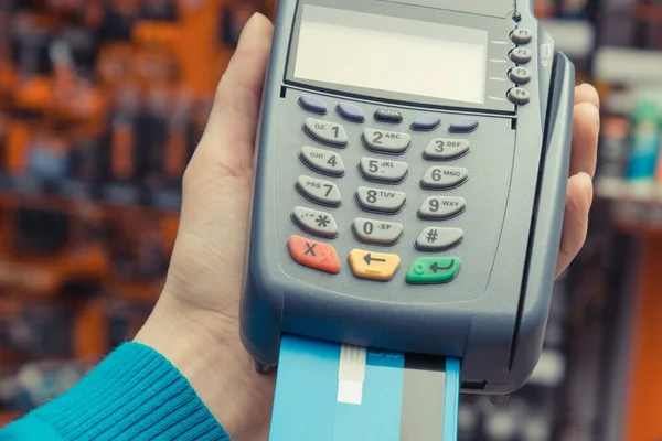 카드가 터미널은 가게에서 쇼핑을 무요금을 지불하기 사용되는 장치이다 — 스톡 사진
