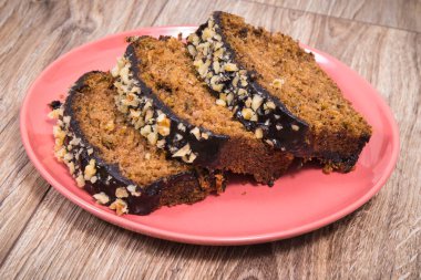 Tahtada kuru üzüm ve fındıklı kabaktan yapılmış taze pişmiş hamur işi. Tatlı nefis.