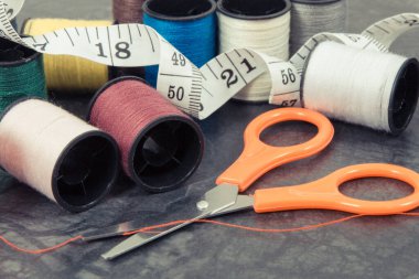 Renkli iplik, bant ölçüsü ve makas makaraları. Dikiş, iğne ve nakış aksesuarları
