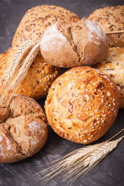 Taze fırınlanmış kepekli ekmek, tohumlar ve çavdar ekmeği veya buğday taneleri.