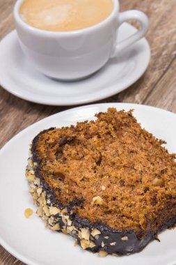 Taze pişmiş kabak hamuru ve tahtanın üzerinde bir fincan beyaz kahve. Tatlı nefis.