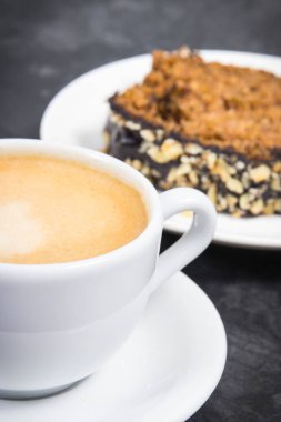 Beyaz tabakta taze pişmiş kabak hamuru ve bir fincan beyaz kahve. Tatlı nefis.