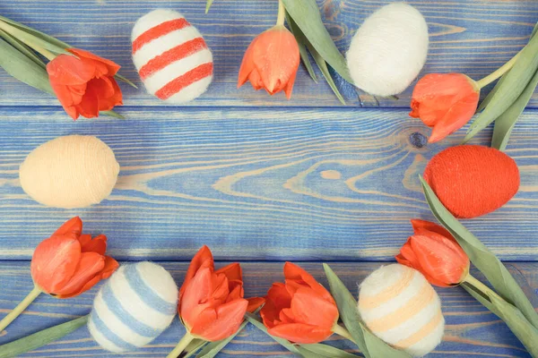 Świeże Czerwone Tulipany Jajka Owinięte Wełnianym Sznurkiem Deskach Jako Świąteczna — Zdjęcie stockowe