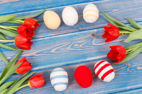 Frische Rote Tulpen Und Eier Gewickelt Wollschnur Auf Brettern Als — Stockfoto