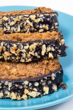 Kabak ve kuru üzümlü ev yapımı taze hamur işi. Beyaz arkaplan