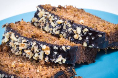 Fındık ve kuru üzümlü kabaktan yapılmış taze pişmiş hamur işi. Lezzetli tatlı. Beyaz arkaplan