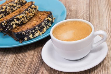 Taze pişmiş kabak hamuru ve tahtanın üzerinde bir fincan beyaz kahve. Tatlı nefis.