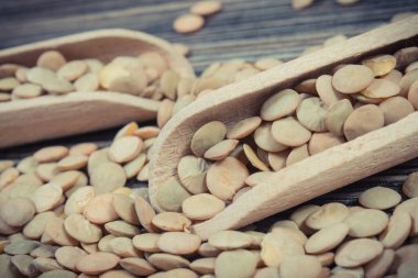 Doğal vitamin ve mineral içeren yeşil mercimek tohumları. Sağlıklı besleyici yiyecekler