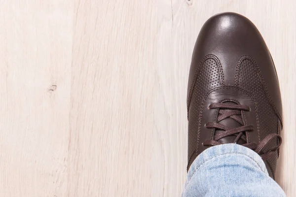 Bruin Lederen Comfortabele Schoenen Voor Mannen Wit Bord Concept Van — Stockfoto