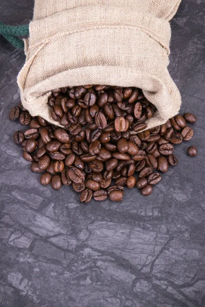 Heap Dark Roasted Coffee Grains Jute Bag Concrete Structure Place — Stock Photo, Image