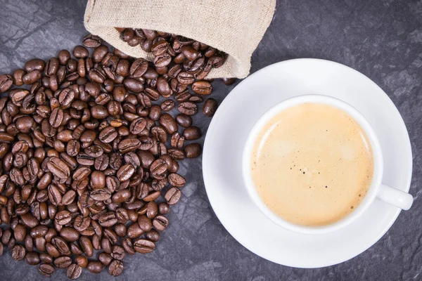 Koffie Witte Glazen Beker Gebrande Geurige Koffiebonen Jute Zak — Stockfoto