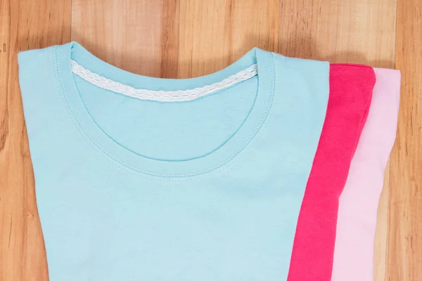 Camisas Coloridas Suéter Para Mujer Acostada Tablas Rústicas —  Fotos de Stock