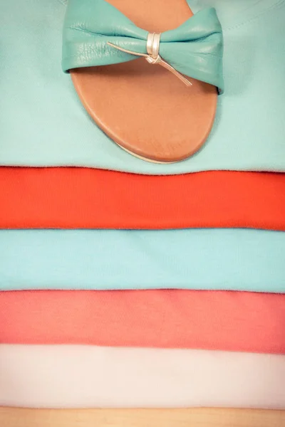 Foto Vintage Camisas Algodón Femenino Personal Multicolor Sandalia Cuero —  Fotos de Stock