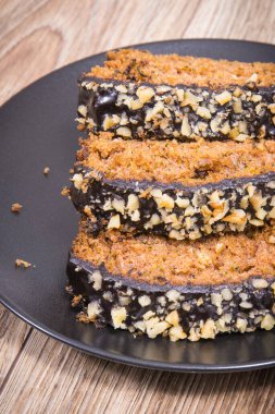 Fındıklı kabak ve siyah tabakta kuru üzümlü taze fırınlanmış hamur işi. Tatlı nefis.