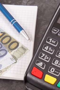 Farklı yerlerde nakit ödemeler için ödeme terminali, banknotlar ve para birimleri için not defteri euro