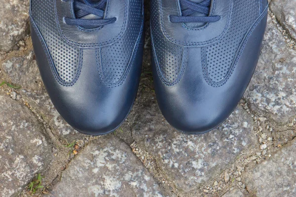 舒适的海军蓝色皮鞋 供走在岩石或石头制成的人行道上的人穿 男式鞋袜 — 图库照片