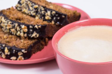 Taze pişmiş kabak hamuru ve bir fincan beyaz kahve. Lezzetli tatlı. Beyaz arkaplan