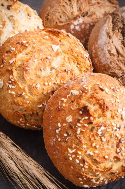 Kahvaltıda taze kepekli ekmek ve çavdar ya da buğday ekmeği.