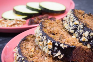 Fındık ve kuru üzümlü kabak hamuru parçaları. Tatlı nefis.