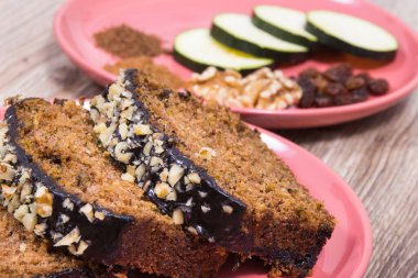 Fındık ve kuru üzümlü kabak hamuru parçaları. Taze ev yapımı lezzetli tatlı.