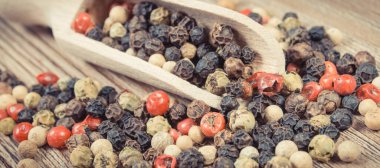 Ahşap tahtada renkli biber. Baharat pişirmek için kullanılır. Kokulu çeşni.