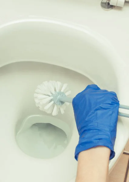 Tuvaleti Temizlemek Için Fırça Kullanan Bir Temizlikçi Işleri — Stok fotoğraf