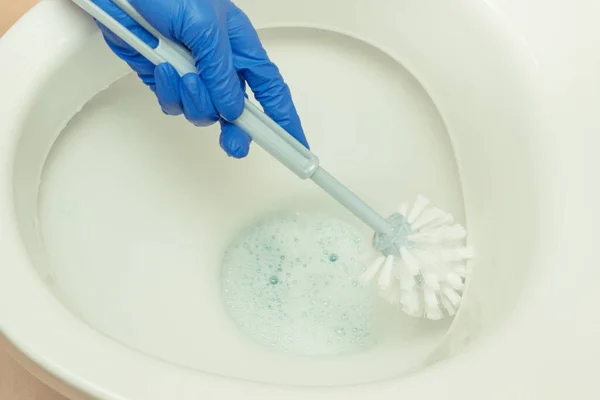 Mão Limpador Usando Escova Para Limpar Banheiro Banheiro Direitos Das — Fotografia de Stock