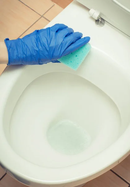 Χέρι Καθαρότερο Χρησιμοποιώντας Βούρτσα Για Τον Καθαρισμό Της Τουαλέτας Στο — Φωτογραφία Αρχείου