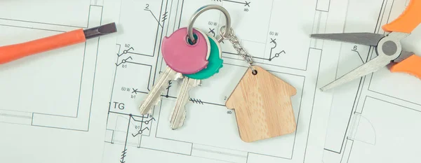 Κλειδιά Σπιτιών Ηλεκτρικά Διαγράμματα Κατασκευών Σχεδιαγράμματα Και Εργαλεία Εργασίας Που — Φωτογραφία Αρχείου