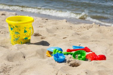 Çocuklar dinlenmek için plastik oyuncaklar ya da yaz kumsalında kumlarda oynamak için. Tatil zamanı.