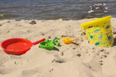 Çocuklar dinlenmek için plastik oyuncaklar ya da yaz kumsalında kumlarda oynamak için. Tatil zamanı.