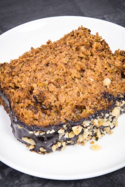 Taze ev yapımı kabaklı hamur işi fındıklı ve çimento üzerinde kuru üzümlü.