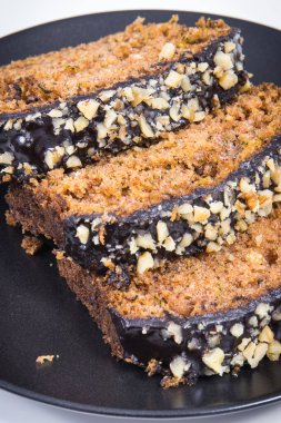 Fındık ve kuru üzümlü kabak hamuru parçaları. Lezzetli tatlı. Beyaz arkaplan