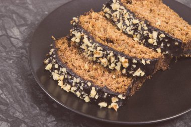 Taze ev yapımı kabaklı hamur işi fındıklı ve çimento üzerinde kuru üzümlü.