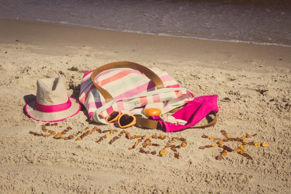 Inscriptie Zomer Met Vorm Van Zon Gemaakt Van Amberkleurige Stenen — Stockfoto