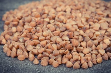 Doğal vitaminler ve besin lifleri içeren bir yığın karabuğday. Sağlıklı beslenme