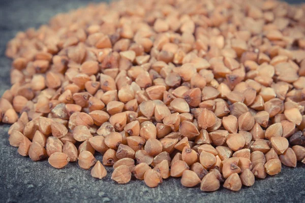 Doğal vitaminler ve besin lifleri içeren bir yığın karabuğday. Sağlıklı beslenme
