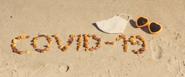 만들어 징병제 Covid 해변의 모래사장에서 마스크 선글라스 코로나 바이러스가 유행하는 — 스톡 사진