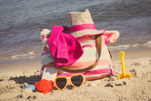 リラックスや日光浴のためのアクセサリーやビーチで砂の上で遊ぶための子供のおもちゃ 旅行と休暇の時間の概念 — ストック写真