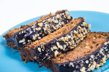 Fındık ve kuru üzümlü kabaktan yapılmış taze pişmiş hamur işi. Lezzetli tatlı. Beyaz arkaplan